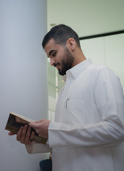 امرأة تعمل على حاسوب محمول
